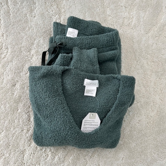 Softies Solid Marshmallow V-Neck Lounge Set - Picture 6 of 6